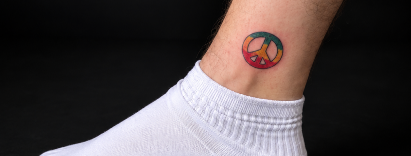Tatouage peace réalisé par L'Art de l'Expression Tatouage au Havre