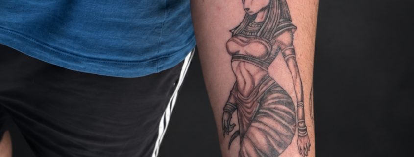 Tatouage déesse grecque réalisé par L'Art de l'Expression Tatouage au Havre
